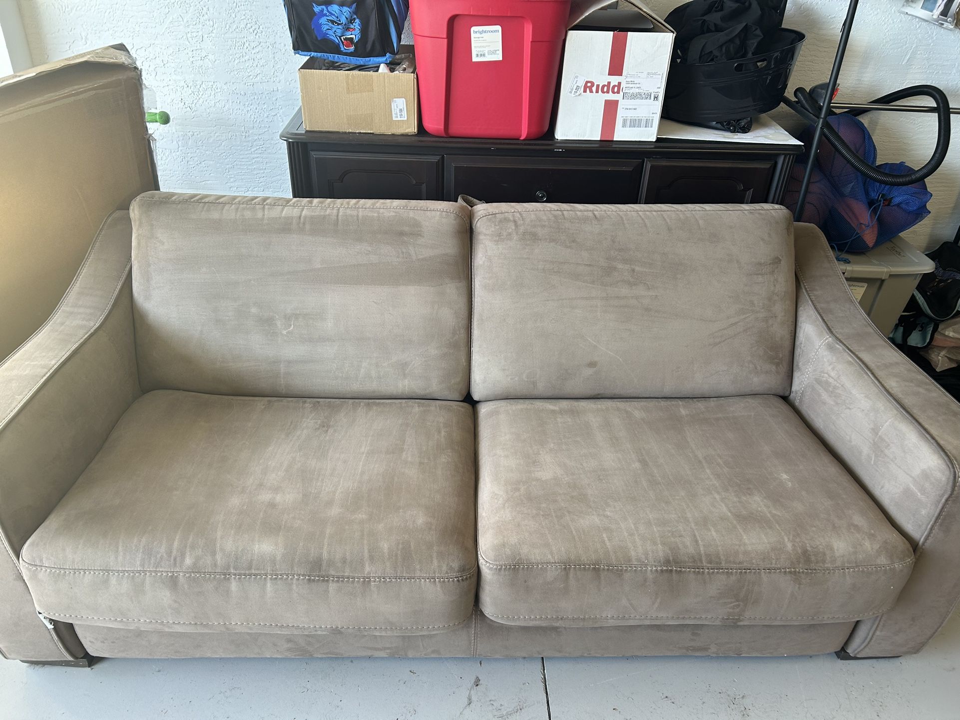 Pull Out Couch / Full size bed