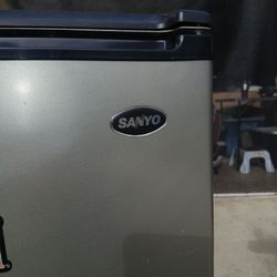 Sanyo Mini Fridge 