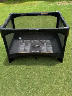 Baby play pen play yard 4 moms breeze go excellent condition