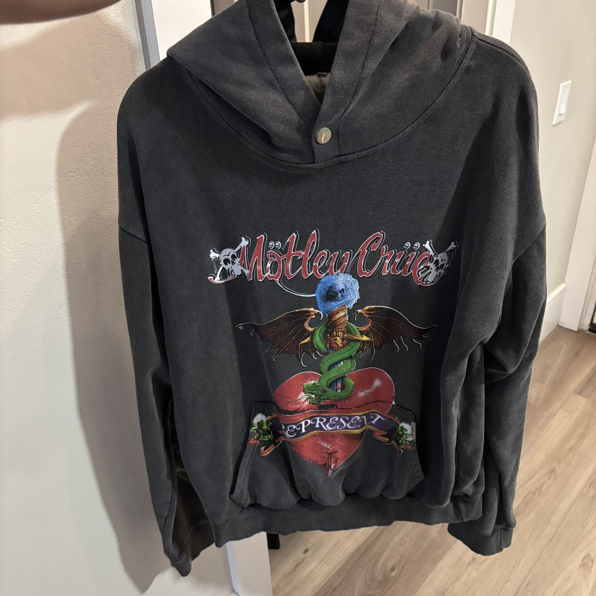 Men’s Sweater Size M/L