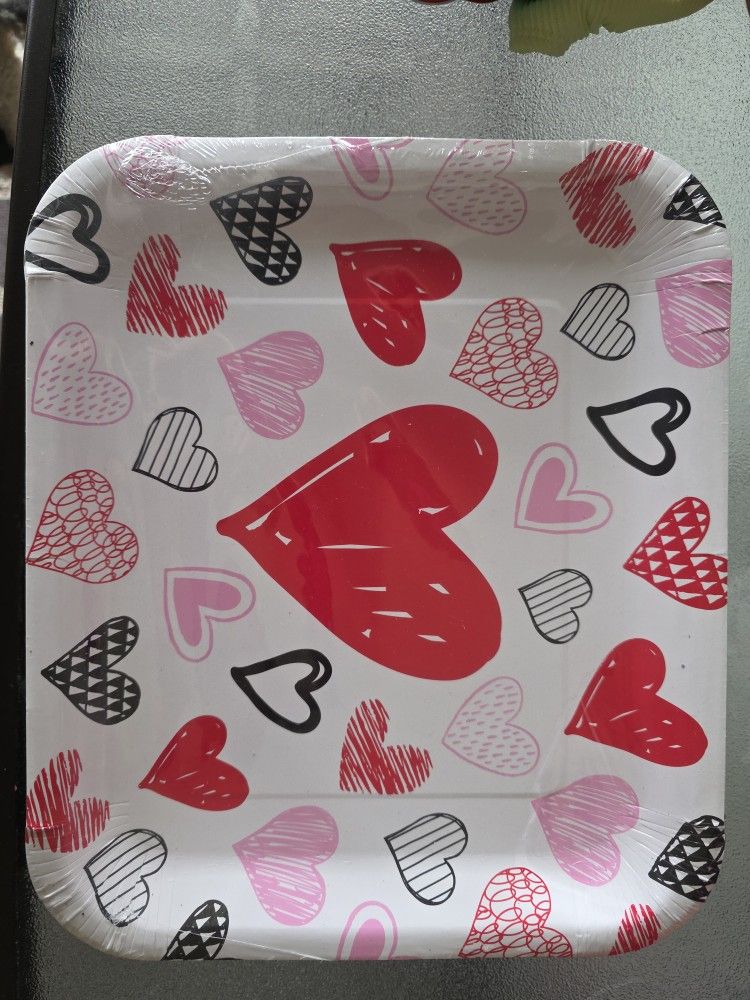 Disposablele Plates Valentine's Day Theme. 1 Package of 8 Parts