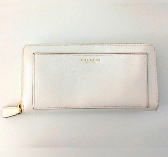 Brand New Coach Ivory Leather Wallet Clutch
