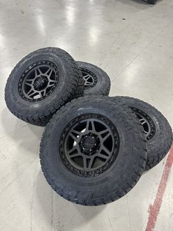 18X9 Method MR312 8X165 + 35X12.50R18 