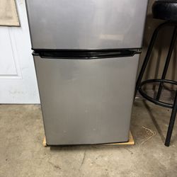 Galanz 3.1 Cu Ft Mini Fridge with Freezer 