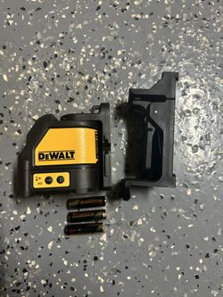 New Dewalt 100 ft. Green Self-Leveling Cross Line Laser Level with (3) AA Batteries
