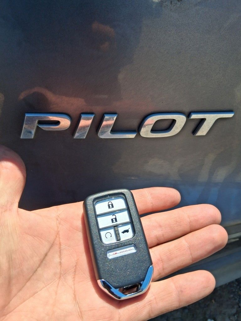 Car Keys And Remotes / Llaves De Carro Y Controlles