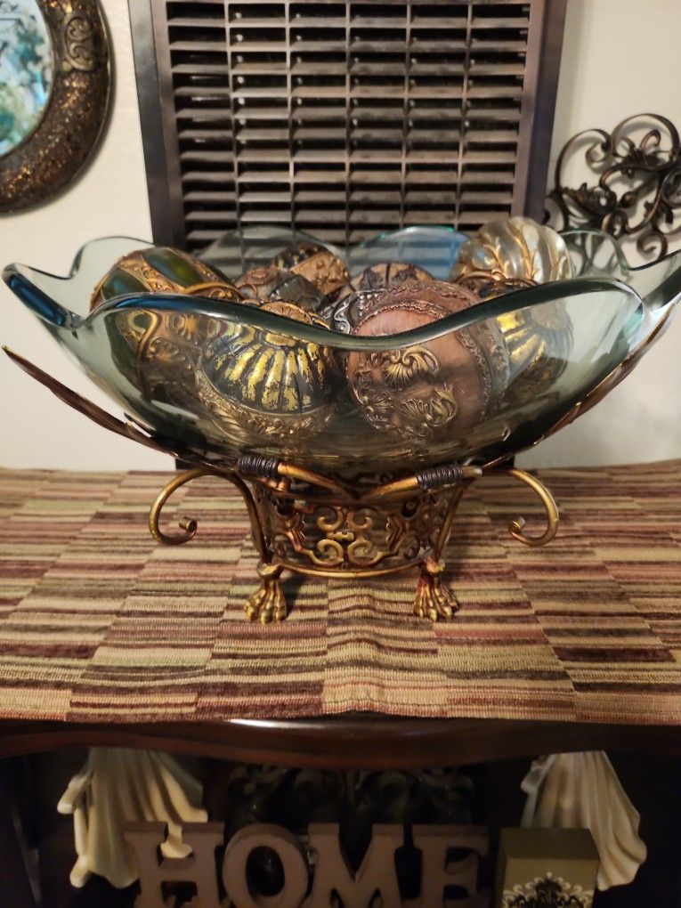 HOME DECOR THICK HEAVY BOWL WITH 9 DECORATIVE ORBS/SPHERES. VERY HEAVY THE METAL IS GOLD COLOR