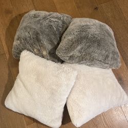 Set of Throw Pillows 