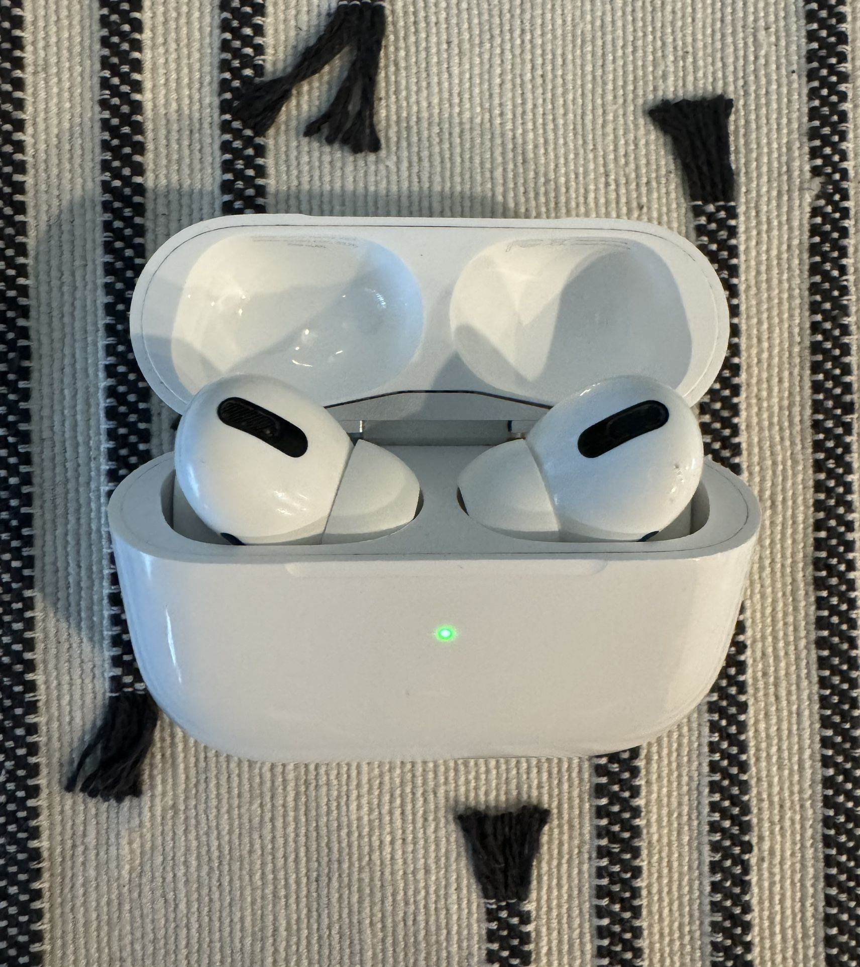 AirPods Pro (model A2084)