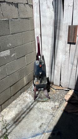 Carpet cleaning vacuum