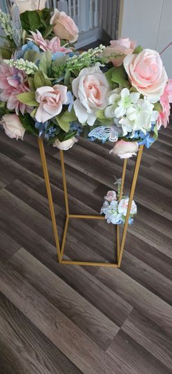 Center pieces for any occasion/flowers can be removed