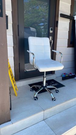 White desk chair