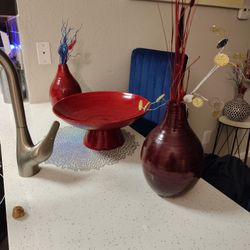 3 Piece Red Vase Set.            Black And White Vase.     And Stand