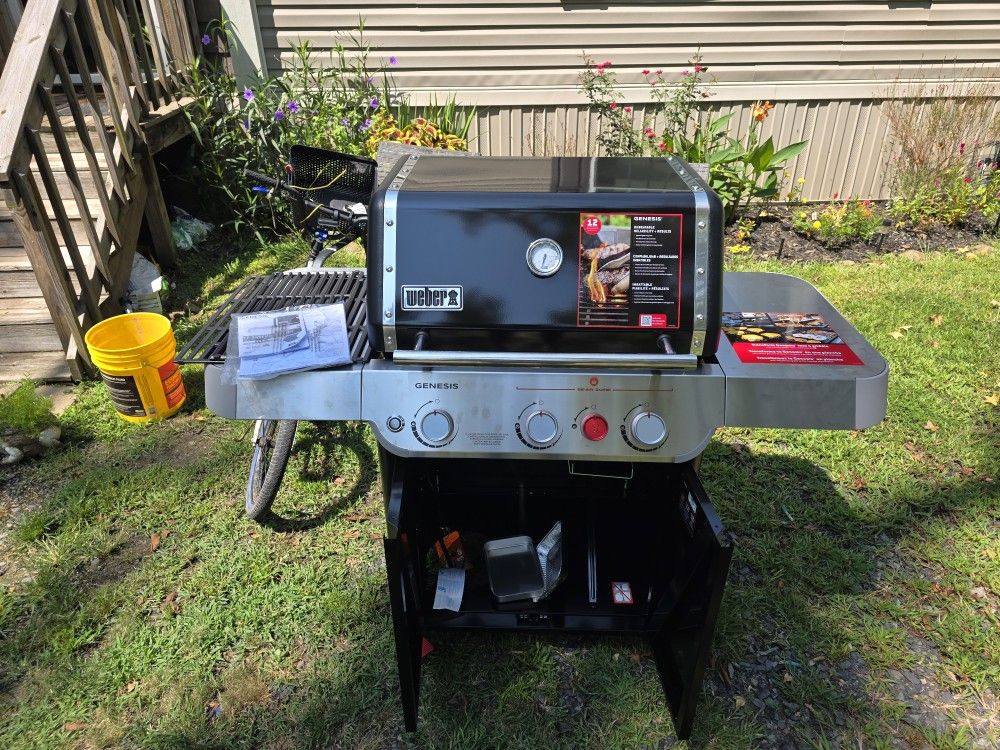 Brand New Weber Genesis E-325s Gas Grill