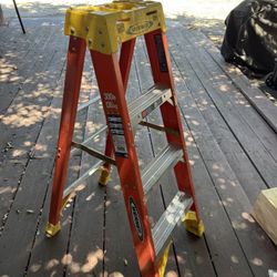 4’ Fiber Glass Latter 
