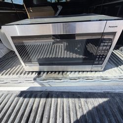 The Panasonic NN-SD967S Microwave 