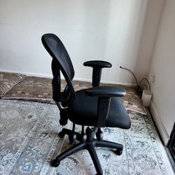 Ergonomic Mesh Office Chair – Adjustable Arms & Lumbar – Very Clean