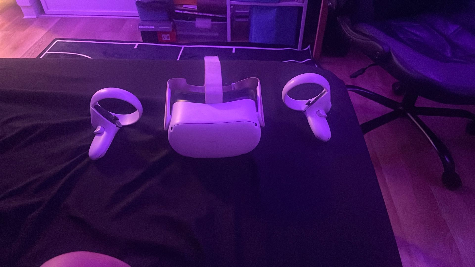 Meta Quest 2 It’s Used And a Little Orange Part In The Screen, Controllers Have No Cover So U Can See The Battery 