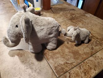 Hallmark Mom and baby sing and move elephants