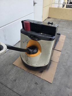 CROWN ELETRIC PALLET JACK