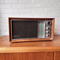 1968 PANASONIC TEAK SOLID STATE RADIO MODEL RE-7257 Vintage tabletop AM/FM solid state radio manufactured by Panasonic in 1968 in Japan.