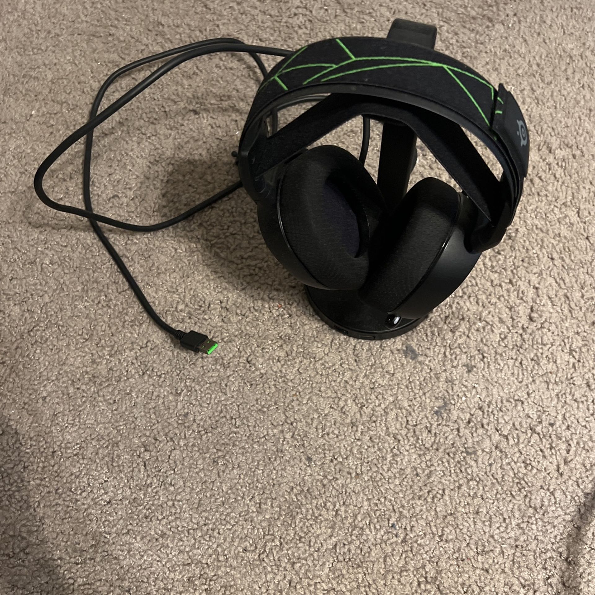 Steel Series Bluetooth Headphones W/ Razor Headphone Stand