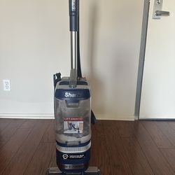 Shark Navigator Lift- Away (LA401 ) Pet Hair Pickup, Lightweight, for Carpet And Hardwood Floors