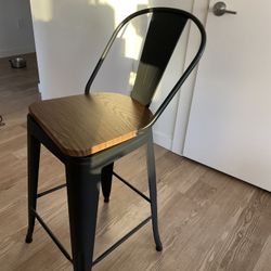 4 High Chair With Swivel Function 