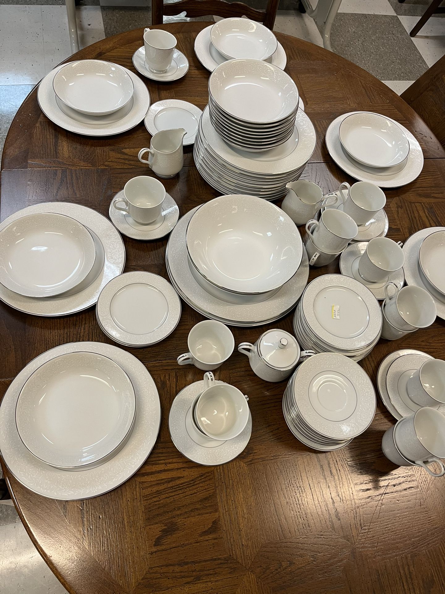 Carlion japan 16 person dinner set for Sale in San Jose, CA OfferUp