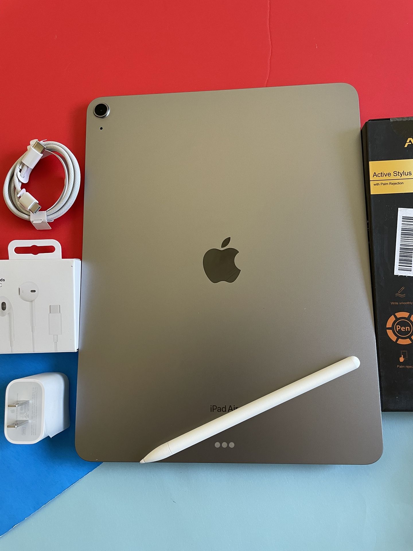 Apple IPad Air 13” (M2 chip / 2024 model) 128GB with Pen, keyboard & Accessories