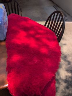 Red round fuzzy rug