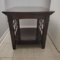 Dark Brown Wooden End Table w/Shelf & Lattice Sides (NW 89128)