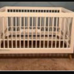 Baby crib with sheets and mattress 