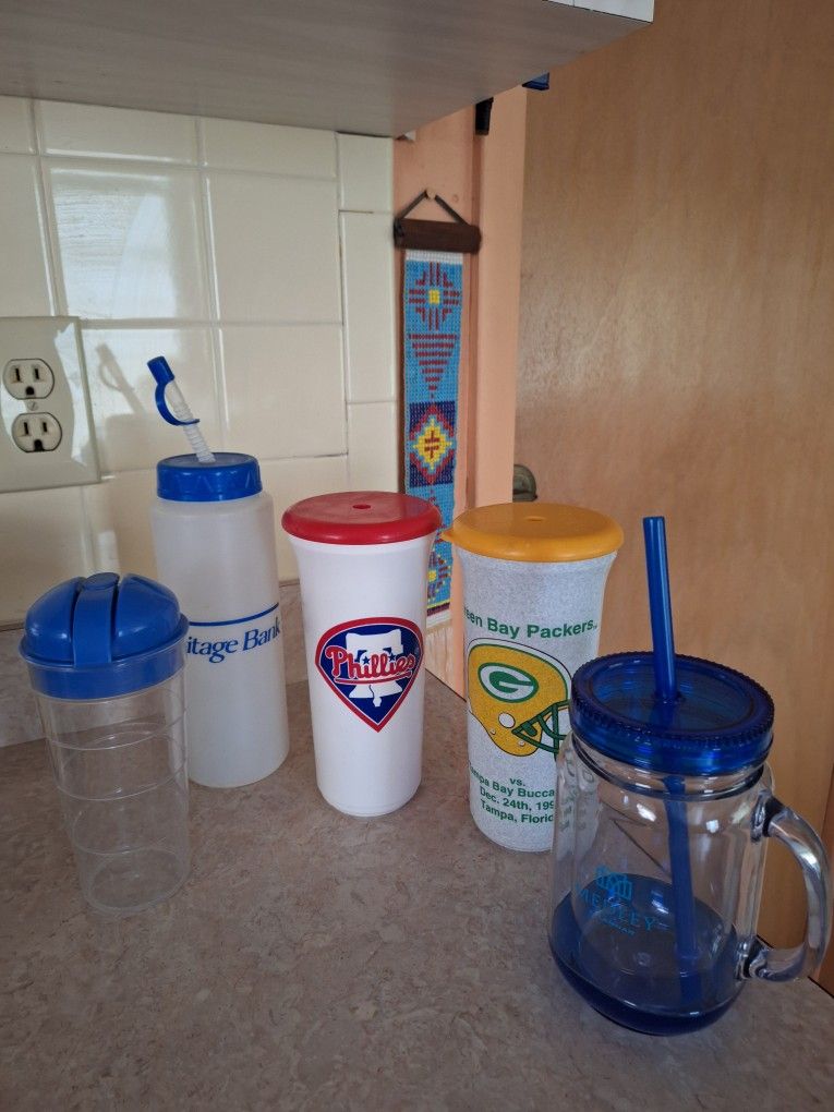 5 Plastic Tumblers
