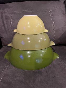 Pyrex 3 piece mixing bowl set. Minor wear on a green bowl. No chips or cracks. 