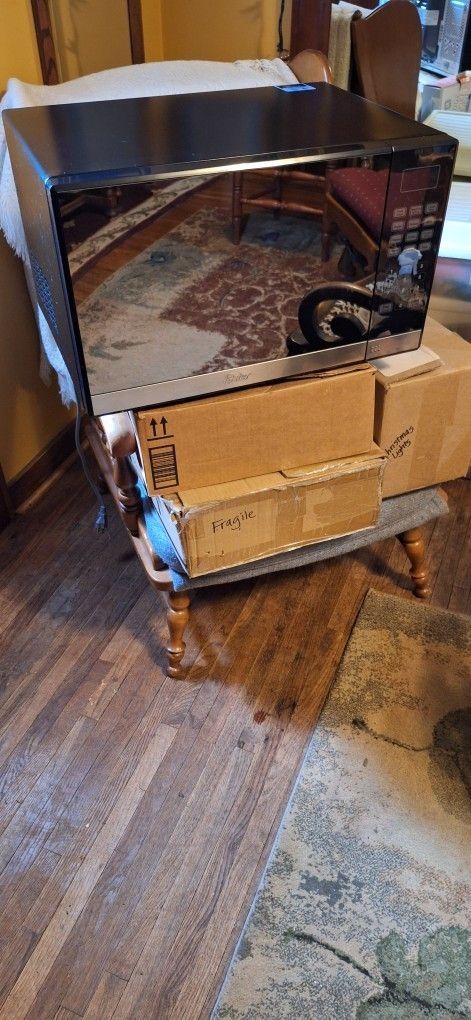 Oster Microwave 1,000 Watts  Like New