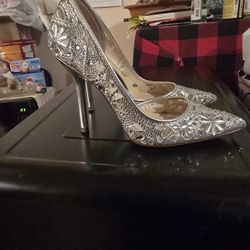 Selling 7 M Shoe