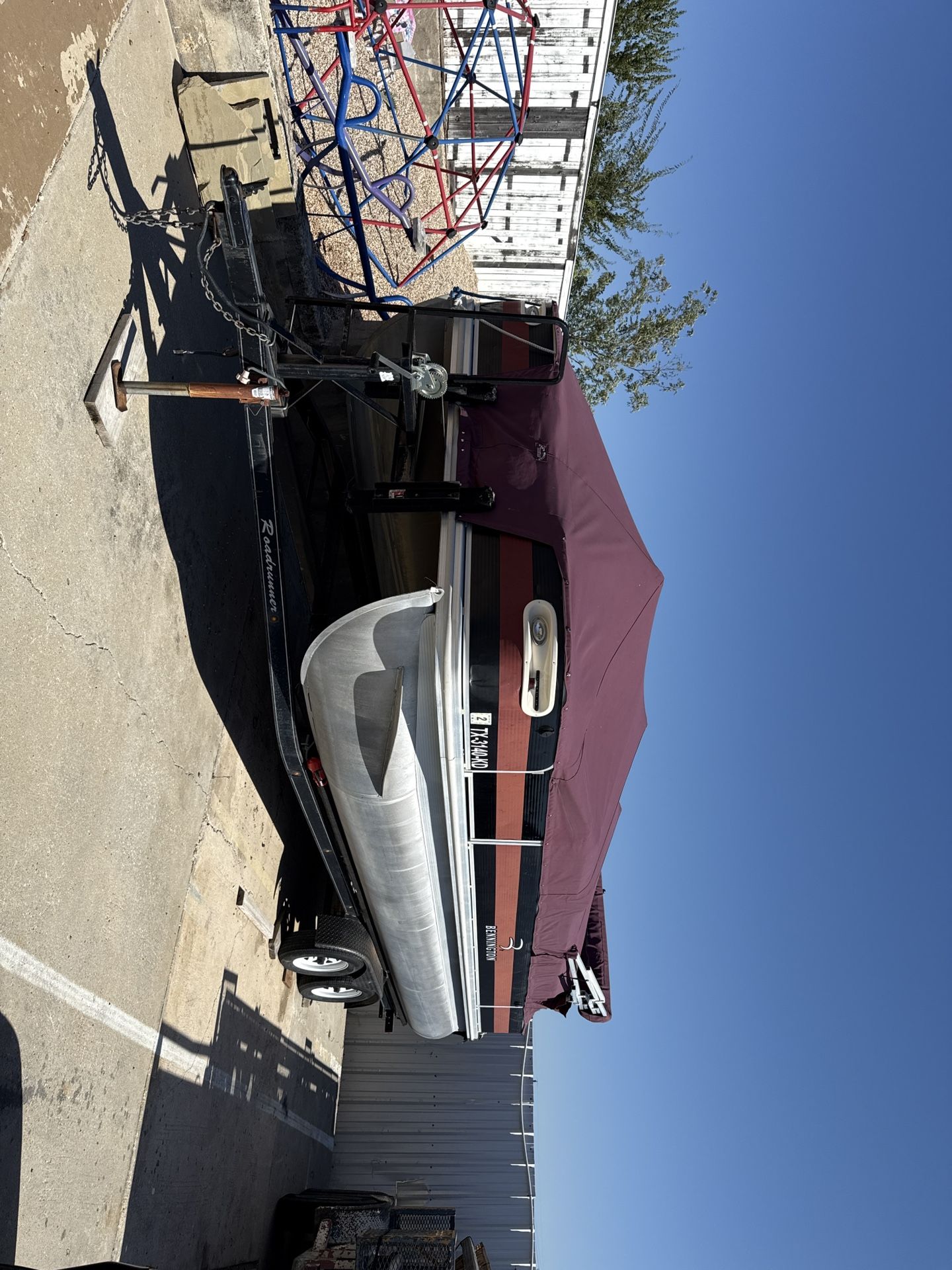 25’ Bennington Pontoon boat