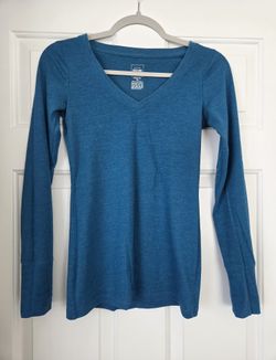 XS Longsleeved V-Neck w/Cuffed Sleeves!