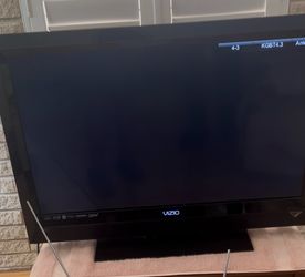 Vizio 32” HDTV – Works Great! Includes New Remote, Antenna & Accessories