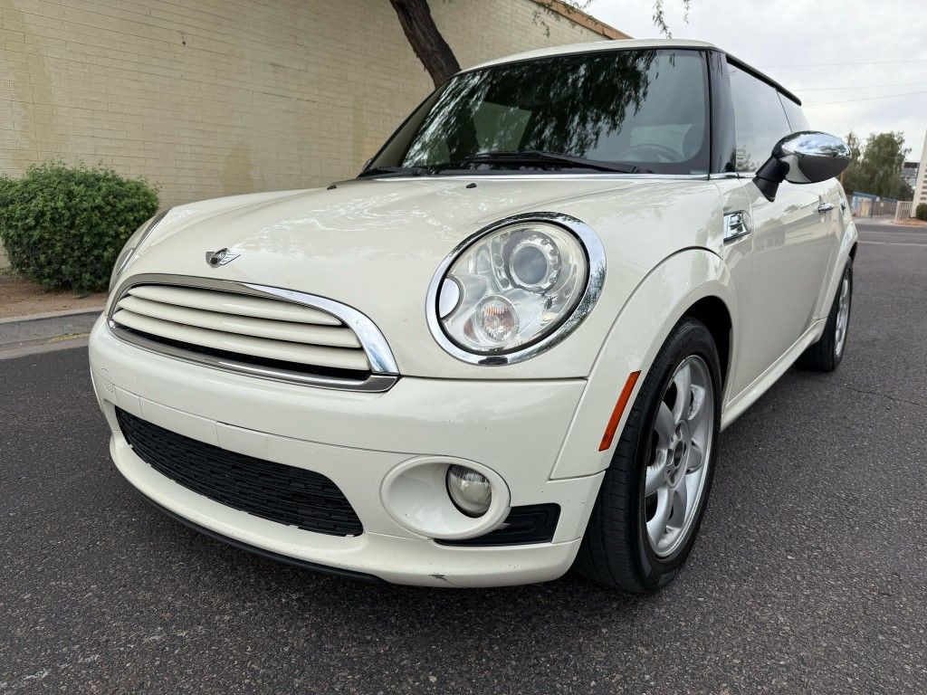 2009 MINI COOPER, TWO OWNERS, CLEAN AUTO-CHECK, GREAT ON GAS, RUNS GREAT, COLD AC 🚘