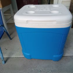 Extra Large Igloo Cooler On Wheels  Clean