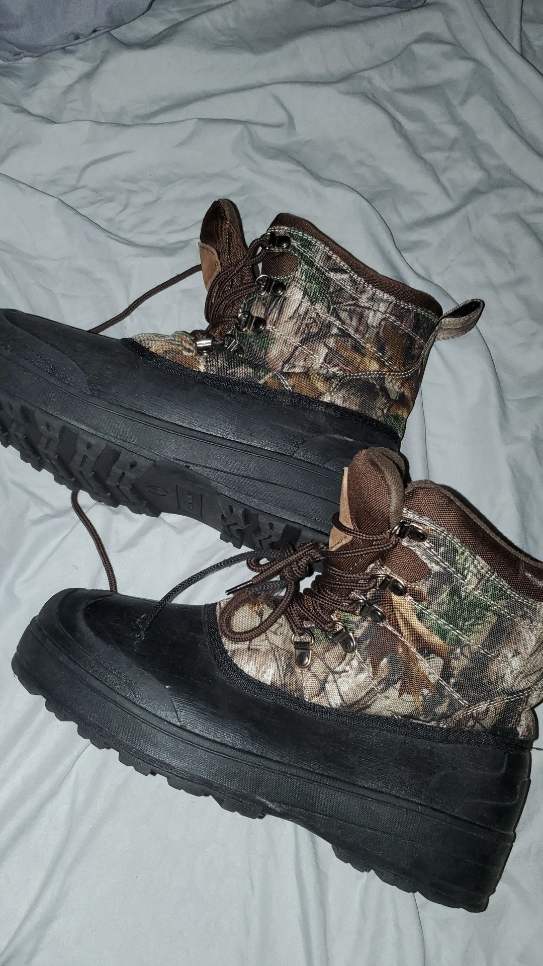 Camo snow boots men's size 7 (Brand New)