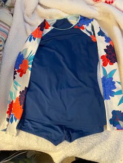 Woman’s large 2 piece rash guard