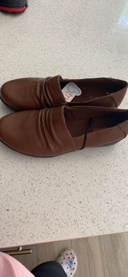 We also have women's shoes size 8, 9 and 10, very comfortable and very pretty. We also have size seven for men and size 9 for men.