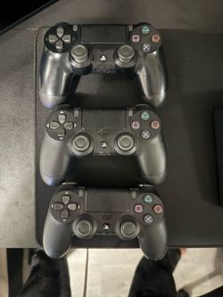 3 PS4 controllers