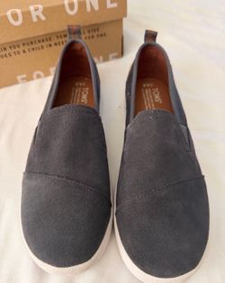 New TOMS  youth Avalon castle grey suede/plaid size 4.5