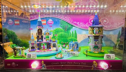 RARE! LEGO Disney Princesses Store Display featuring 3 Disney Sets, Working LED Lights, Working Knobs, micro scratches on acrylic, 12 V plug. Manufact