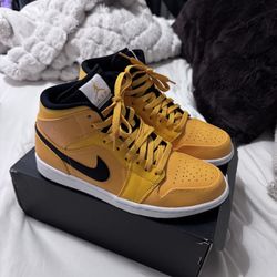 Jordan 1 Mid  University Gold 