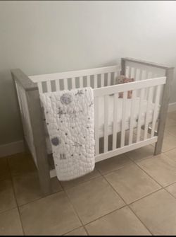 Delta children 4-in-1 Convertible Crib Grey And White